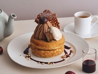 【9月限定（※9/2～）】平日だけのお得なフリードリンクセット / モンブランとプラリネクリームのパンケーキ カシスソース