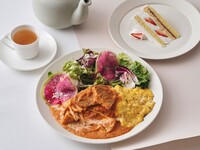 【デザート＆ドリンク付きのスペシャルランチ】とろとろ豚ときのこ、れん根のトマトジンジャーオムレツライス