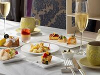 11/1～ [Weekdays, 11:30 or 14:00 entry, two seating sessions, reserved seating in the Passage]   Afternoon tea with free-flowing champagne.