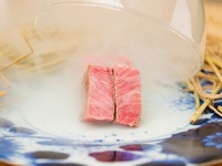 Private room guaranteed 【Nishi-Azabu Kenshiro Anniversary Course】: “Kenshiro-yaki ~instant smoking~”, “Selected Wagyu eel yukke dog”, “Menchikatsu sandwich ~homemade sauce~”. Eight carefully selected grilled dishes served with seasonings suited to each cut of meat.