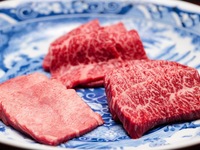 Private room guaranteed. The new “Commemorative Course for Winning the 2025 Ginza Chikamitsu Top 100 Yakiniku Restaurants” features “Selected Wagyu beef with crab and ikura yukke dog,” “Menchi katsu sandwich ~homemade sauce~,” as well as seven other carefully selected grilled dishes.