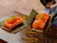 Private room guaranteed. [Commemorative course for winning “Yokohama Ushimitsu HOT Restaurant 2026”] We offer 8 carefully selected grilled dishes, including “Wagyu beef and salmon yukke dog”, “minced cutlet sandwich”, and “white freezing cold noodles”.