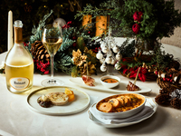 【The Lobby Lounge Window-side Seating Guaranteed】Winter Garden Christmas Dinner + 1Bottle of Champange