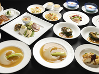 【秋の特別コースキャンペーン】　10月限定　紅玉コース＋120分飲み放題(L.O90分)　通常価格12,000円⇒10月　月～水曜日のご予約で9,500円！　フカヒレの姿煮など計8品　
