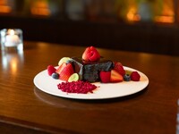 チョコレートケーキ 7cm x 7cm 季節のデコレーションフルーツ付き