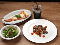 【官方最低价保证】限时折扣！含一杯饮料的平日半份披萨午餐套餐。仅限13:30至14:00期间到店的顾客享受此价格。