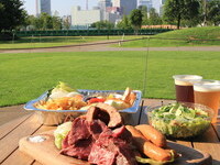 2026忘年会10月19日～土日祝【屋外バーベキュー席】【自社醸造クラフトビール含む飲み放題付】US産アンガスビーフ＆鶏もも肉＆スペアリブ＆極太ソーセージにこだわりの熟成麺焼きそば スタンダードBBQプラン