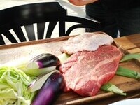 2026忘年会10月19日～土日祝【屋外バーベキュー席】【自社醸造クラフトビール含む飲み放題付】US産アンガスビーフ＆鶏もも肉＆スペアリブ＆極太ソーセージ＆海老帆立の海鮮付きSURF & TURF BBQプラン