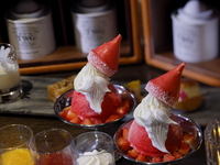 クリスマスアフタヌーンティー+サンタクロースのパフェ【THE GARDEN BAR】