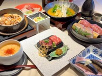 In November and December, enjoy the “Toka Omakase Course”: “A Taste of Hokkaido – Small hot pot with taraba crab roe, fugu, and scallops in a golden broth”, “Steamed rice cooked in a clay pot with red snow crab and salmon roe”, and “Stone-grilled steak featuring Australian Wagyu beef and premium bluefin tuna”.