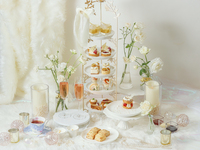 ② Arrangement with floral decorations