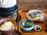 Lunch mit Reis aus dem Tontopf (geschmort)