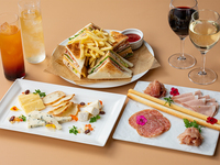 [October/November Only] “Happy Free Flow – Happy Free Flow Plan” featuring mixed nuts, one dish of your choice, and a sparkling wine-inclusive drink flow.