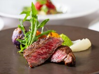 【Dinner】A 6-course menu featuring USDA Prime Beef Dry-Aged Fillet Steak as the main dish, accompanied by wine pairing and open bar.