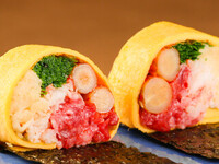 【新宿牛脂紀念套餐】提供全新推出的牛脂捲、肉餅炸豬排三明治～搭配自製醬料～，以及精心挑選的7種燒物，還有白色冷麵供您品嚐。