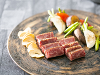 【最高の結婚記念日：土日祝】こぼれスパークリング＋花束＋メッセージプレート20文字付き記念日！鮮魚と精選国産牛フィレ・ロースの食べ比べランチ